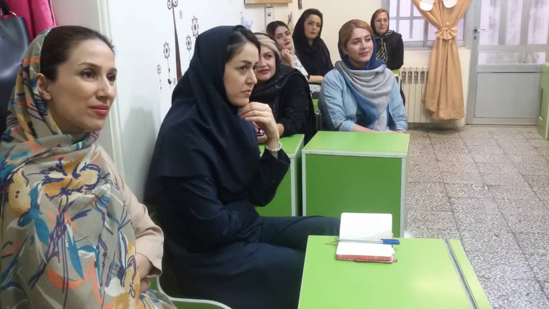 برگزاری جلسه دیدار اولیا با آموزگاران
